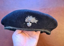 Basco nero originale con fregio metallico RI – militaria collezione