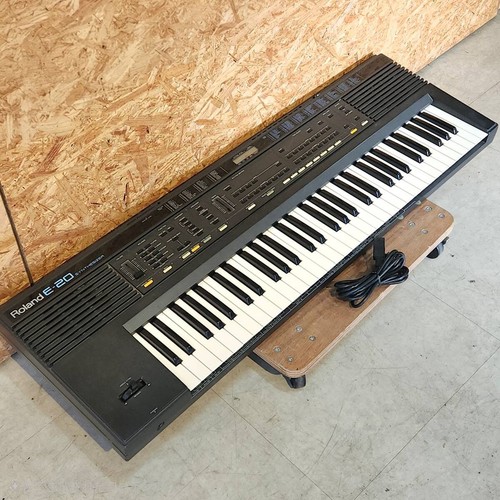 Roland synthesizer - e-20,