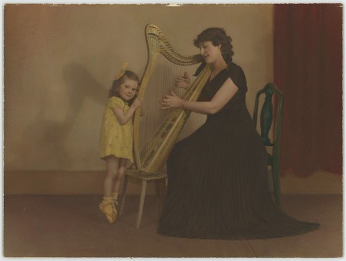 Madre suona arpa - arpa, figlia