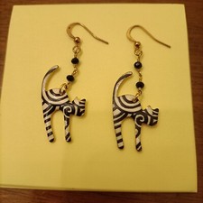 Orecchini Gatto. Coppia Orecchini Pendenti A Forma Di Gatto Bianco E Nero