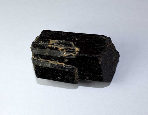 Tormalina nera grezza