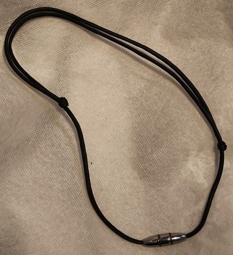Collana nera con ciondolo