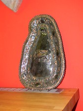 Piatto scudo etnico metallo lavorato handmade leone/spada souvenir wrought metal