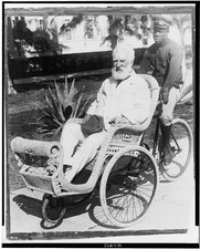 Alexander Graham Bell, seduto