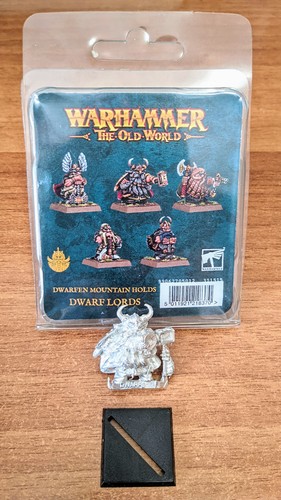 Dwarf lord with hammer - dwarf,