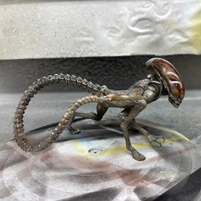 Statua xenomorfo alieno cane
