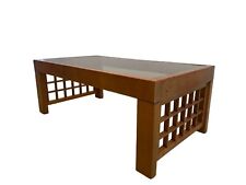 Tavolino da caffè in legno di noce con piano in vetro fumè.