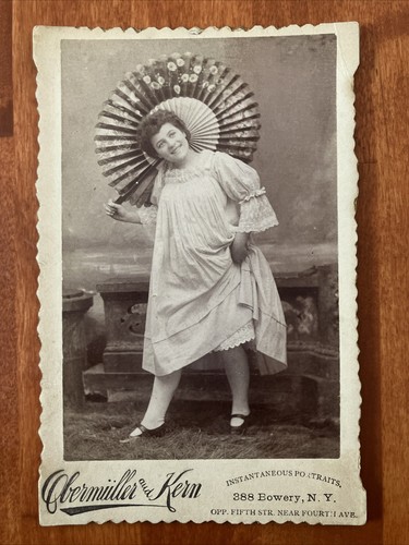 Attrice teatrale con - , scheda