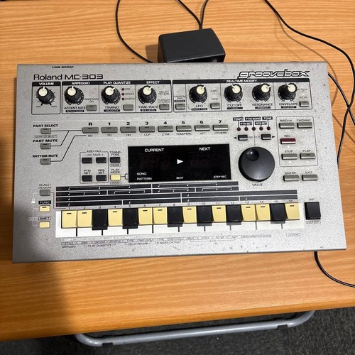 Roland 303 groovebox - mc-303,