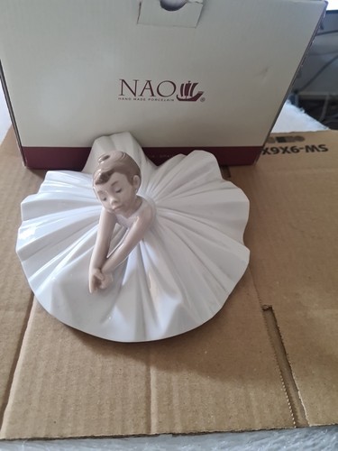 Statuina nao lladro classe - by,