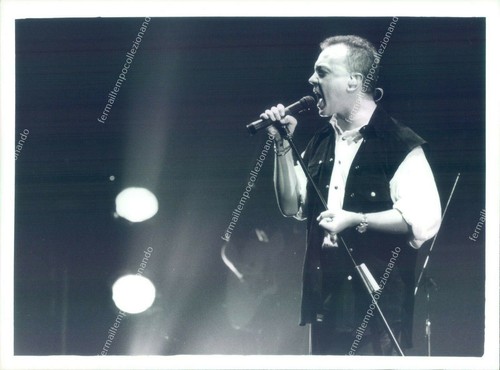 Fo105 foto cantante enrico - cantante,