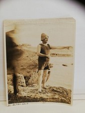 Stampa albumina dell'uomo sulle rocce del mare con fotografo scomparso XIX secolo 