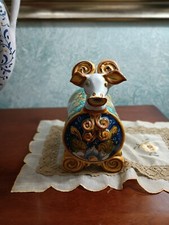 particolare mucca in ceramica