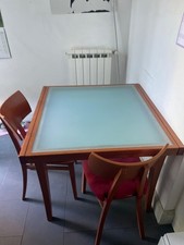 Tavolo cucina in ciliegiovetro temperato allungabile + 2 sedie. Mod Calligaris