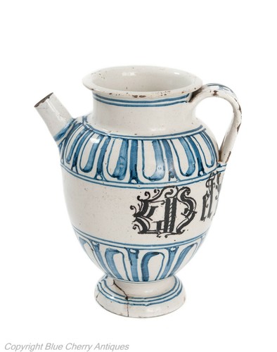 Antico vaso droga bagnato