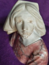 scultura mezzobusto di una donna in marmo bianco di carrara e marmo rosso