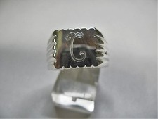 ANELLO ARTIGIANALE UOMO QUADRATO RIGATO E INIZIALE GRATIS IN ARGENTO 925