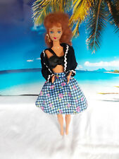 Bambola Barbie, con gonna