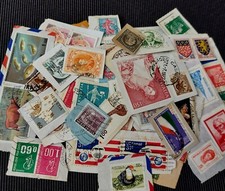 Oltre 500 Francobolli in carta