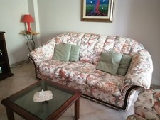 divano letto 3 posti e due poltrone in stoffa. In ottime condizioni 