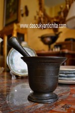 Antico mortaio con pestello in bronzo del 900