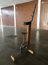 Tappa bottiglie a tre piedi