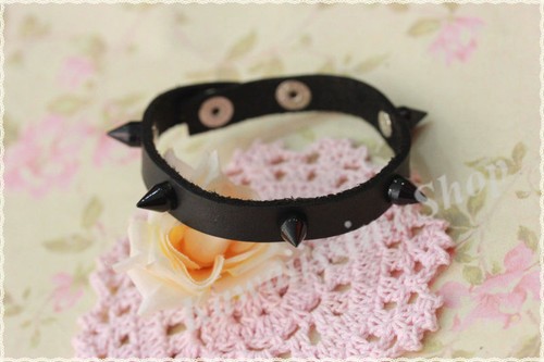 Bracciale pelle nero borchie