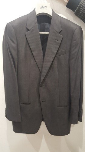 Vestito uomo elegante armani