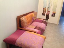 Divanetto e pouf in pallet con cuscinoni