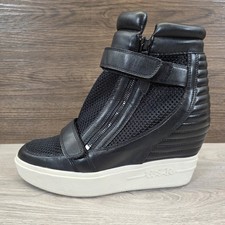 Stivaletti con zeppa nascosta