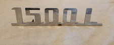 FIAT 1500 L SCRITTA EMBLEMA FREGIO POSTERIORE EMBLEM FRIEZE IN METALLO