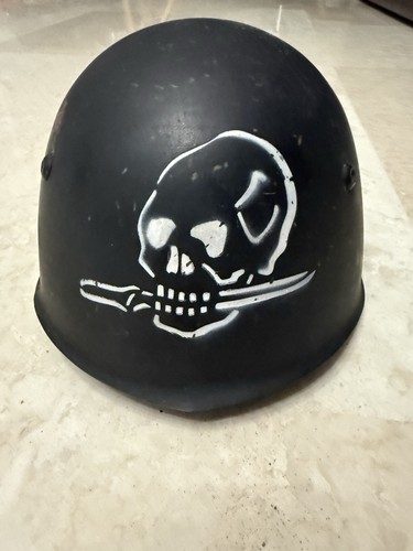 Elmetto militare nero teschio