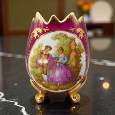 Vaso per uova in porcellana