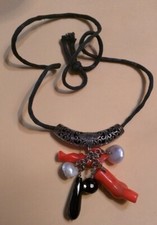 Collana vintage corallo perle di fiume e pietre nere 