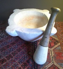 Antico mortaio e pestello in