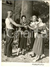 1953 BORDIGHERA Scuola di Bel Canto - Allieve ricevono omaggio floreale *Foto