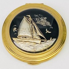 VINTAGE LUCITE POWDER COMPACT