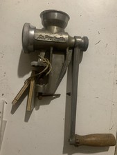 Anni 30 Antico torchietto casalingo per pasta a marchio "La Preferita".