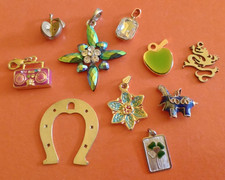 Lotto 10 ciondoli bigiotteria vintage (2 in argento)