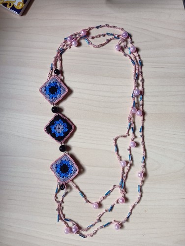 Collana all uncinetto - all'uncinetto, con