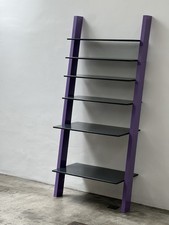 Scaffale inclinato postmoderno