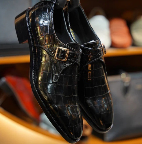 Scarpe eleganti fatte - , a