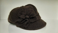 Cappello donna, basco-palloncino, colore marrone.