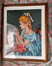 QUADRO RICAMATO MEZZO PUNTO BAMBINA CON BAMBOLA CON CORNICE ARQUATI