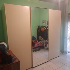 ARMADIO SCORREVOLE A 3 ANTE UNA SPECCHIATA E 2 PANNA, 4 APPENDIABITI, 4 CASSETTI