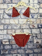 Bikini vintage a piedi nudi