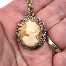 Collana con ciondolo cammeo