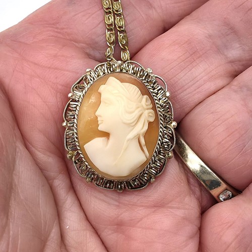 Collana con ciondolo cammeo