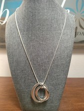 Collana con ciondolo anelli ad