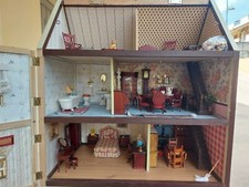 Casa delle bambole vittoriana in legno arredata 